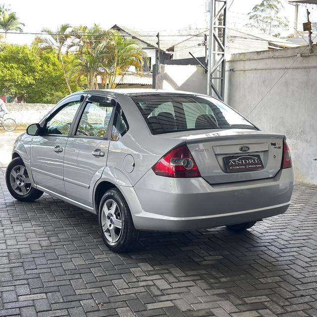 Ford Fiesta Sedan