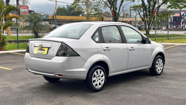 Ford Fiesta Sedan